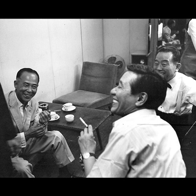 同じ時代を共に過ごした仲間たちと。藤山一郎氏、ディックミネ氏。